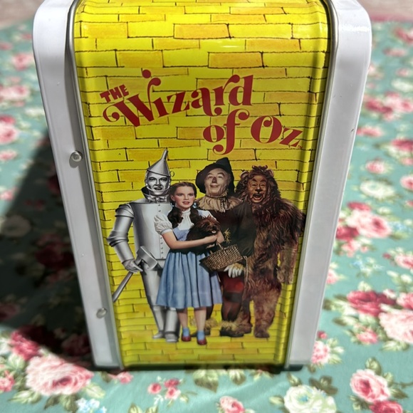 The Wizard of Oz! Lunchbox, DVD, & VHS! Movies are sealed. Excellent condition💫 - Picture 7 of 16